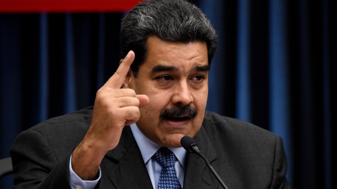 Maduro pide a universitarios defender Venezuela "con las armas en la mano"