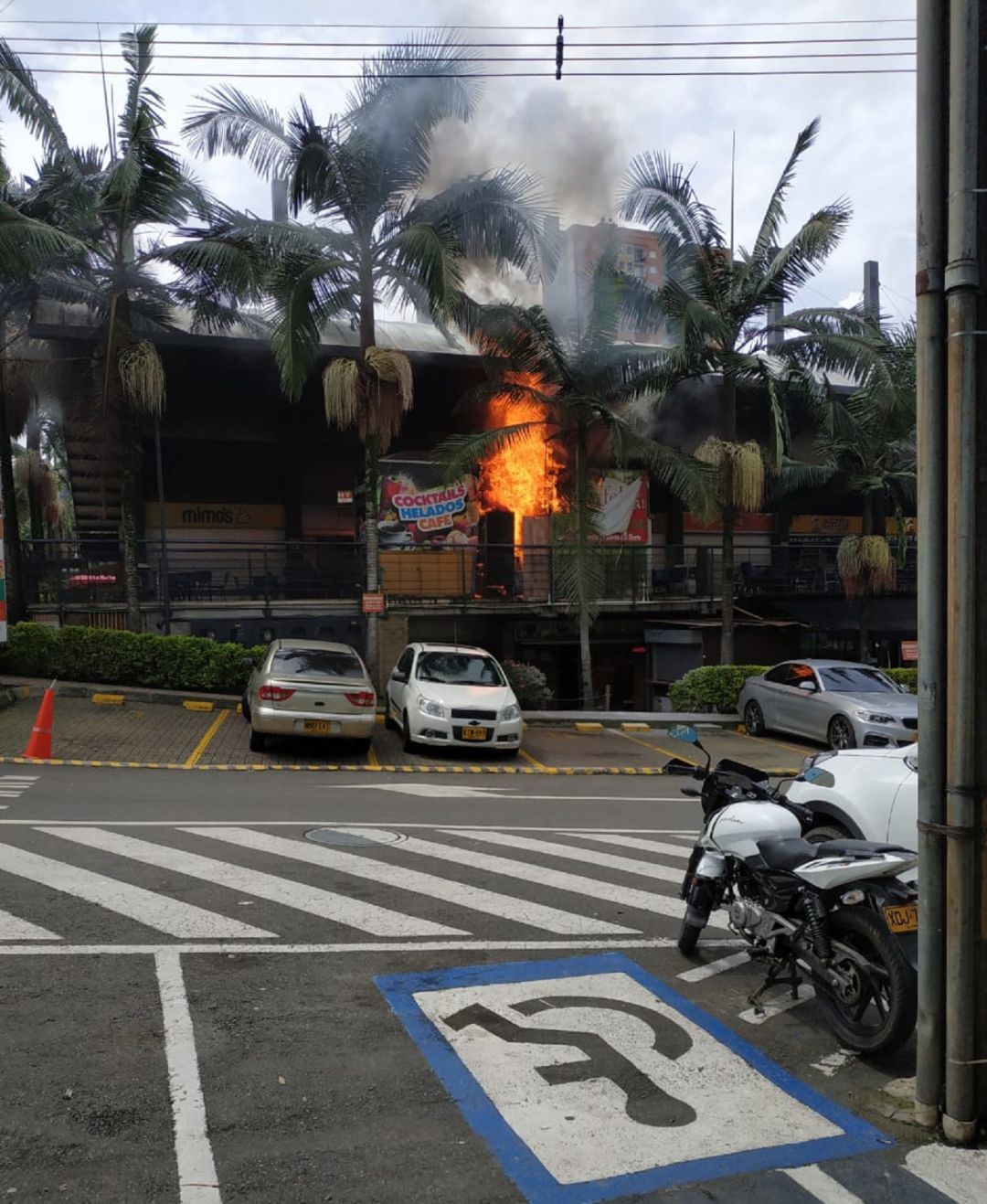 INCENDIO, SABANETA, EMERGENCIA, DAÑOS, MALL, CENTRO, COMERCIAL: Siete locales comerciales afectados en incendio en Mall de Sabaneta