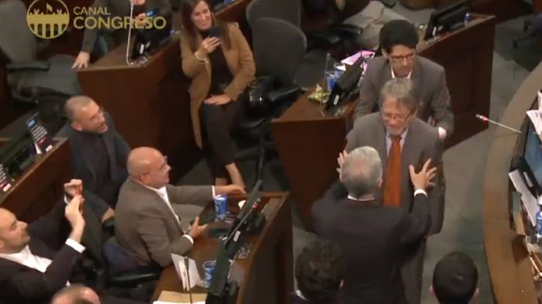 Senador Uribe se dejó caer en los brazos de Mockus y Castilla