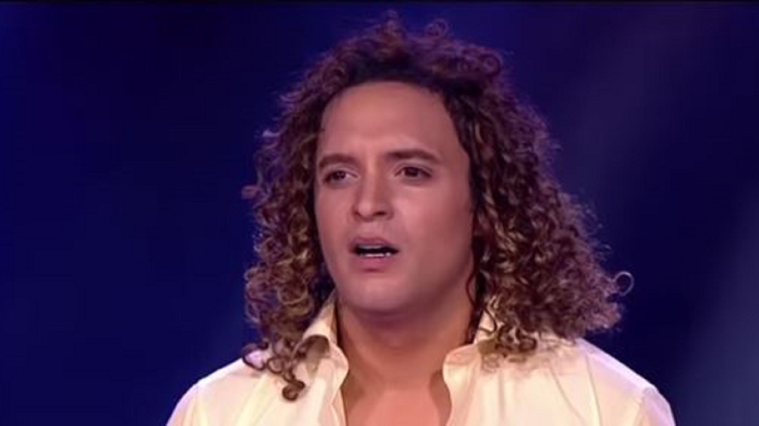 Por una peluca imitador de David Bisbal es blanco de críticas en redes