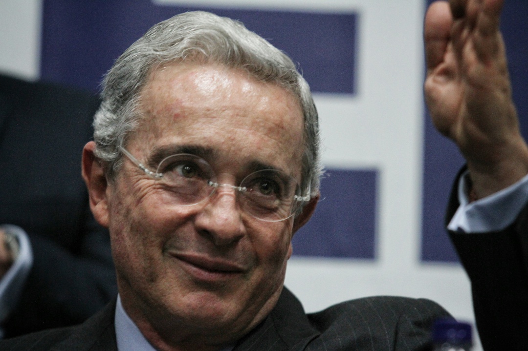 Stikers de Uribe Vélez en WhatsApp: FOTOS: Uribe todo un rey de los stikers en WhatsApp
