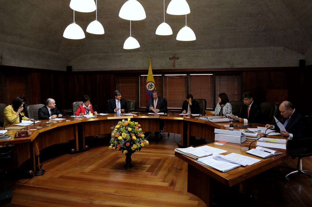 Ineficiencia de colegios en Santander: Corte favorece a niña que camina en zonas boscosas para llegar al colegio