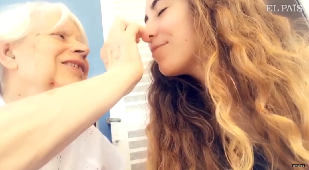 Emocionante vídeo de una joven con su abuela enferma de Alzheimer