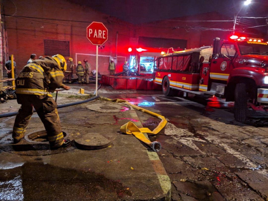 Incendio fábrica de colchones: Incendio destruyó fábrica de colchones en el oriente de Cali