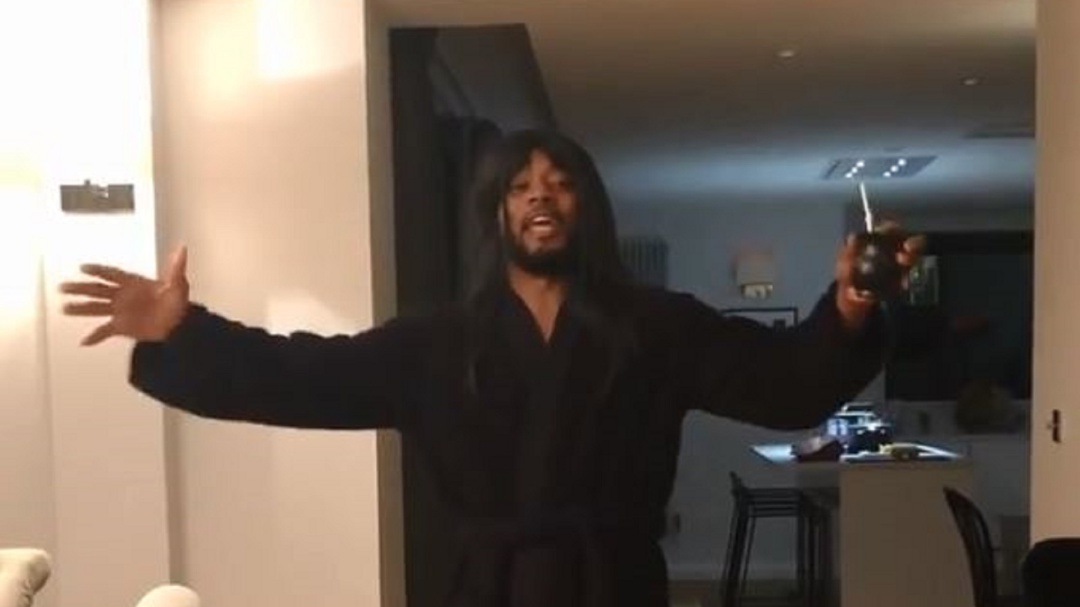 Evra sale en defensa de Argentina y le canta una cumbia