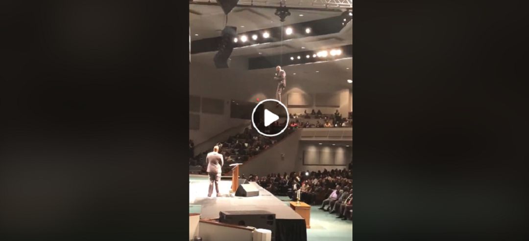 La entrada triunfal de pastor en una iglesia