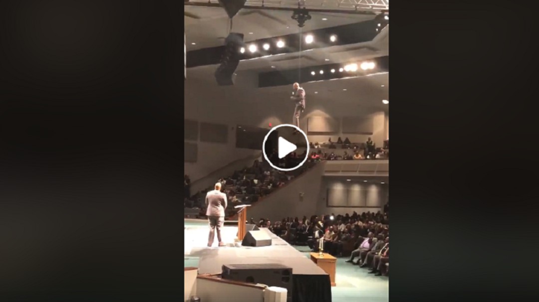 ¡Volando! La entrada triunfal de pastor en una iglesia