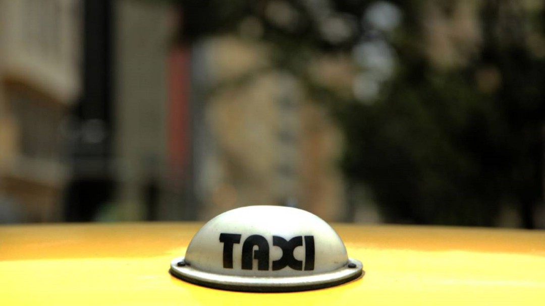 Con un divertido karaoke taxista pone a gozar a sus pasajeros