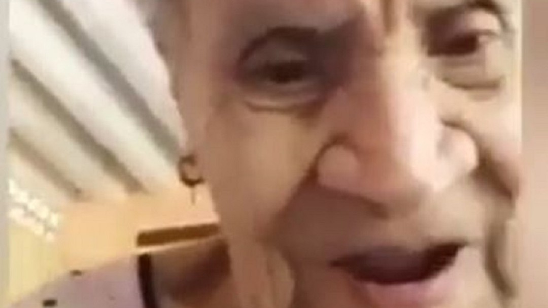 Conmovedora reacción de una abuela al ver por primera vez una cámara