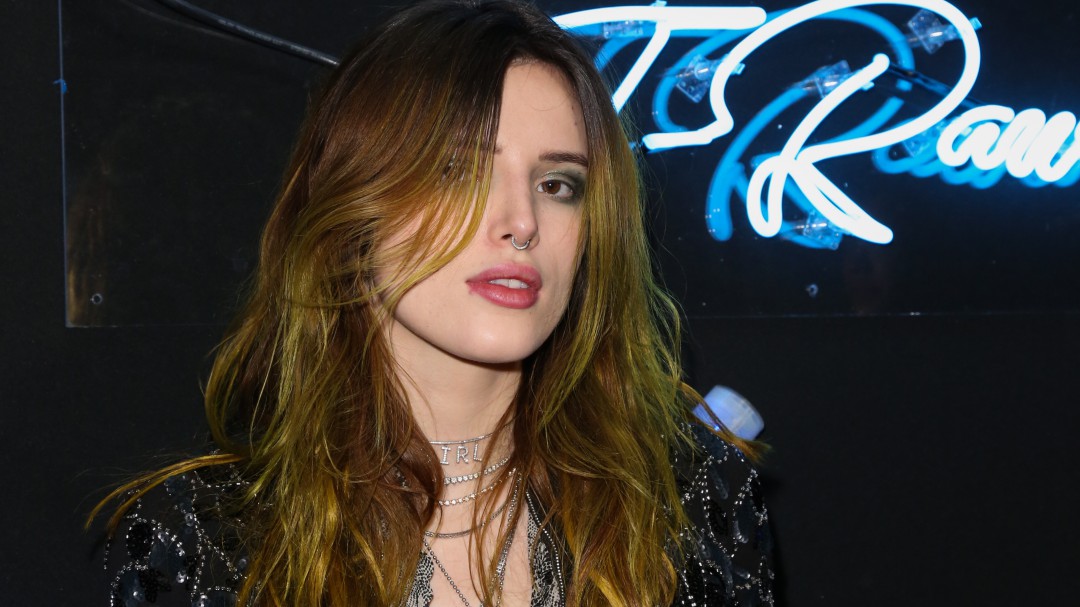 ¿Sexi o vulgar? Bella Thorne en promoción de su linea de maquillaje