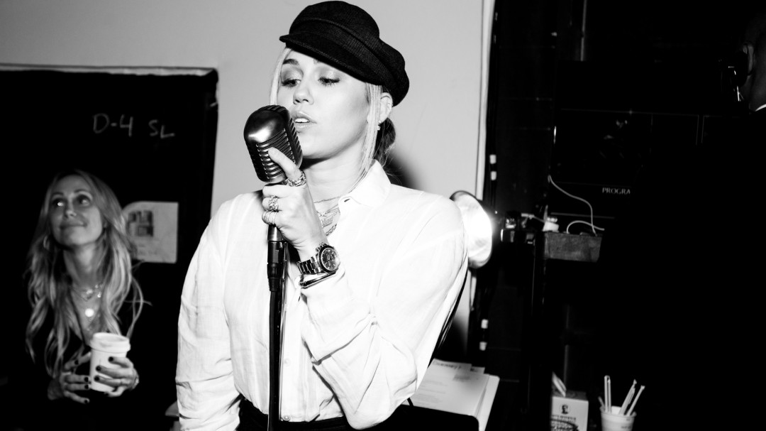 Miley Cyrus estrena canción tras un año de ausencia