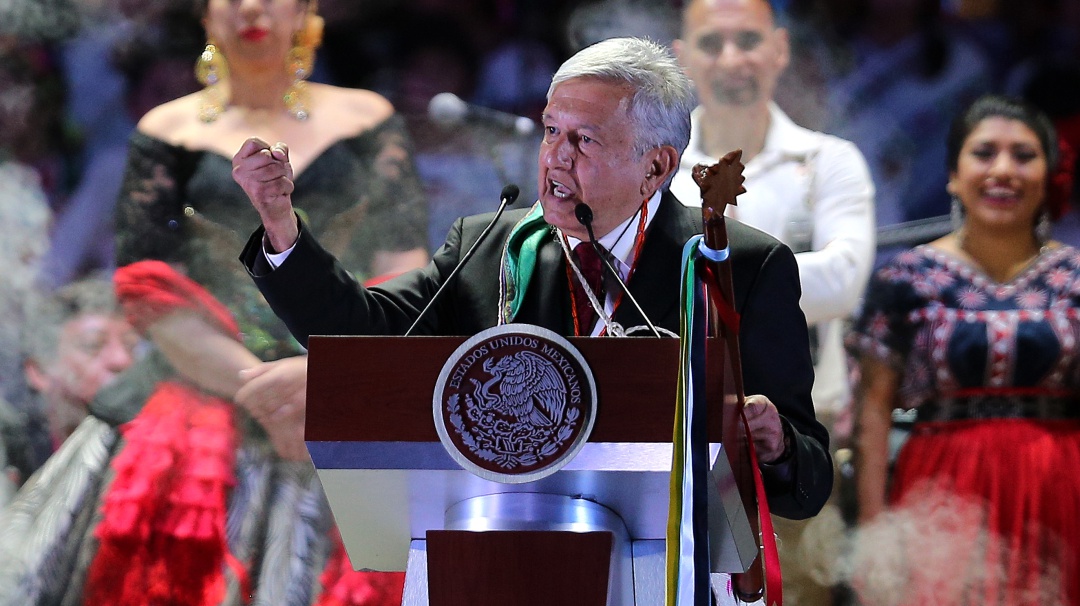 López Obrador firmó decreto para comisión de la verdad en caso Ayotzinapa