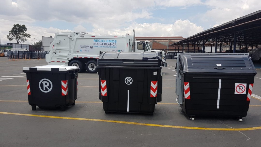 ¿Nadie lo pensó? Nuevos contenedores de basura apenas pueden ser cargados