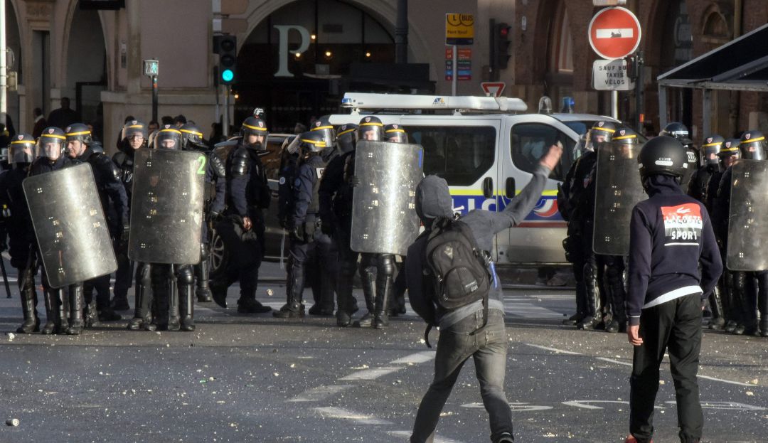 Emmanuel Macron: Se complica el panorama social y aumentan las protestas en Francia