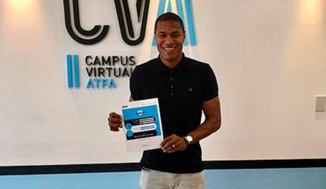 Alexis Henríquez tecnico: Alexis Henríquez se graduó como técnico en Argentina