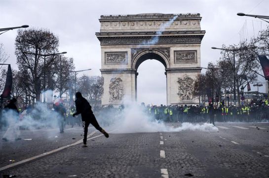 Chalecos amarillos: 31.000 manifestantes y más de 1000 chalecos amarillos detenidos en Francia Chalecos amarillos: 31.000 manifestantes y más de 1000 chalecos amarillos detenidos en Francia