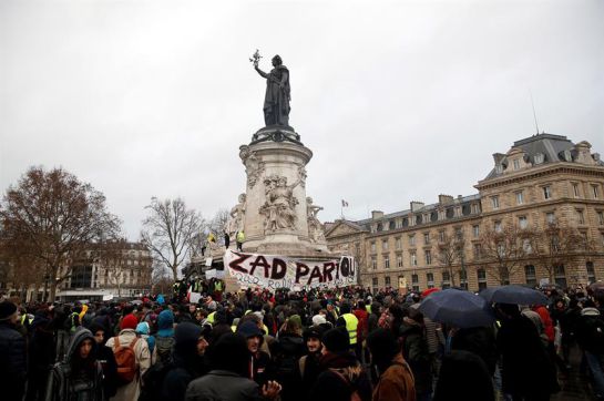 Chalecos amarillos: 31.000 manifestantes y más de 1000 chalecos amarillos detenidos en Francia Chalecos amarillos: 31.000 manifestantes y más de 1000 chalecos amarillos detenidos en Francia
