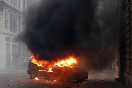 Chalecos amarillos: 31.000 manifestantes y más de 1000 chalecos amarillos detenidos en Francia Chalecos amarillos: 31.000 manifestantes y más de 1000 chalecos amarillos detenidos en Francia