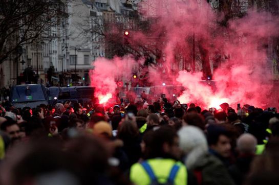 Chalecos amarillos: 31.000 manifestantes y más de 1000 chalecos amarillos detenidos en Francia Chalecos amarillos: 31.000 manifestantes y más de 1000 chalecos amarillos detenidos en Francia