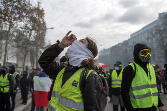 Chalecos amarillos: 31.000 manifestantes y más de 1000 chalecos amarillos detenidos en Francia Chalecos amarillos: 31.000 manifestantes y más de 1000 chalecos amarillos detenidos en Francia