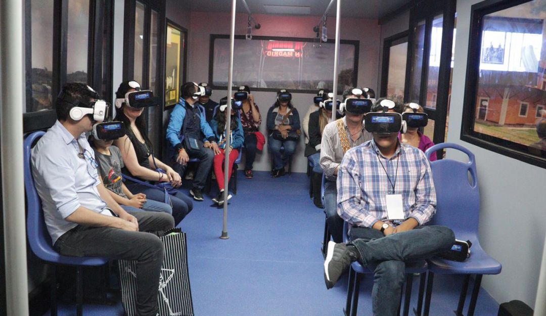 Asistentes a ExpoCundinamarca en un vagón de Regiotram, durante la experiencia de realidad virtual.