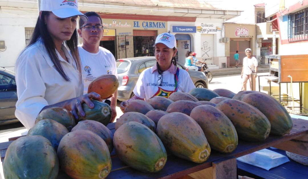 Realizan mercado campesino con beneficiarios de la URT en Bolívar