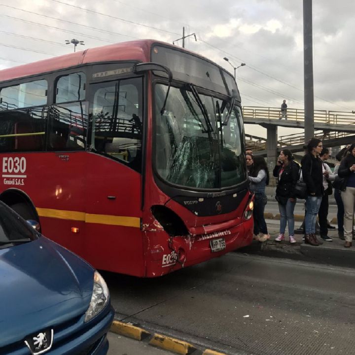 Choque entre un Transmilenio y ambulancia deja siete heridos