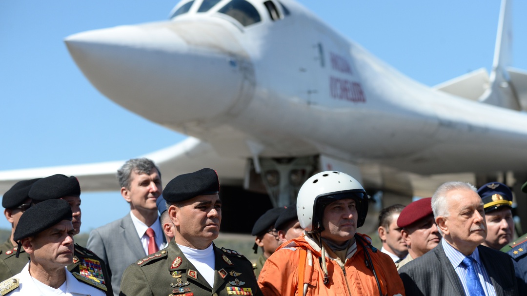 Gobierno no sabe "cuál es el juego de Venezuela" con aviones rusos