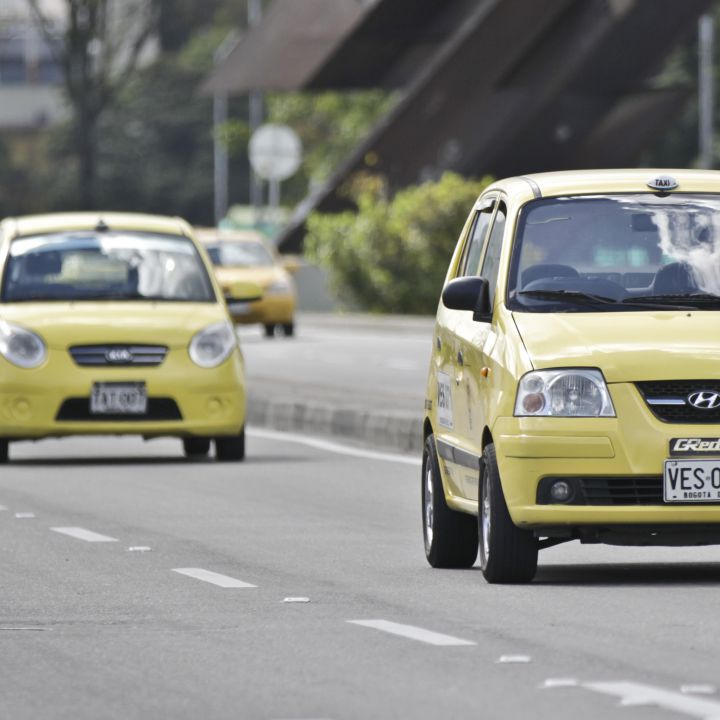 Empresarios de taxis ven con buenos ojos levantar el pico y placa en Bogotá
