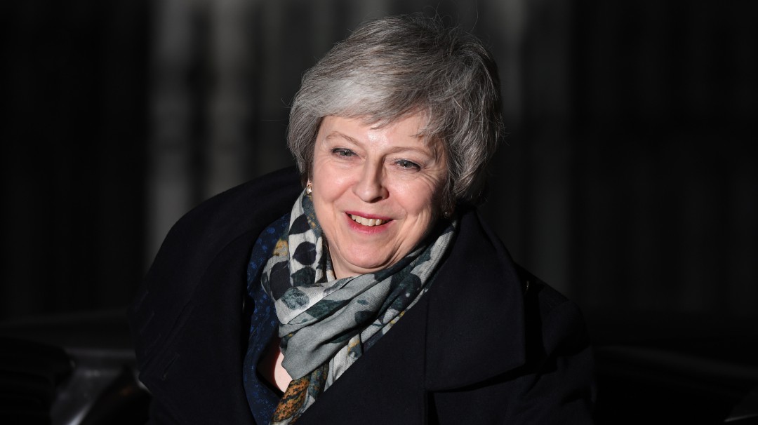 May confirma que seguiráTheresa May supera prueba de fuego en el parlamento