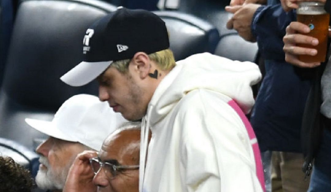 .Pete Davidson disfruta de una cena romántica con una 'misteriosa mujer'.