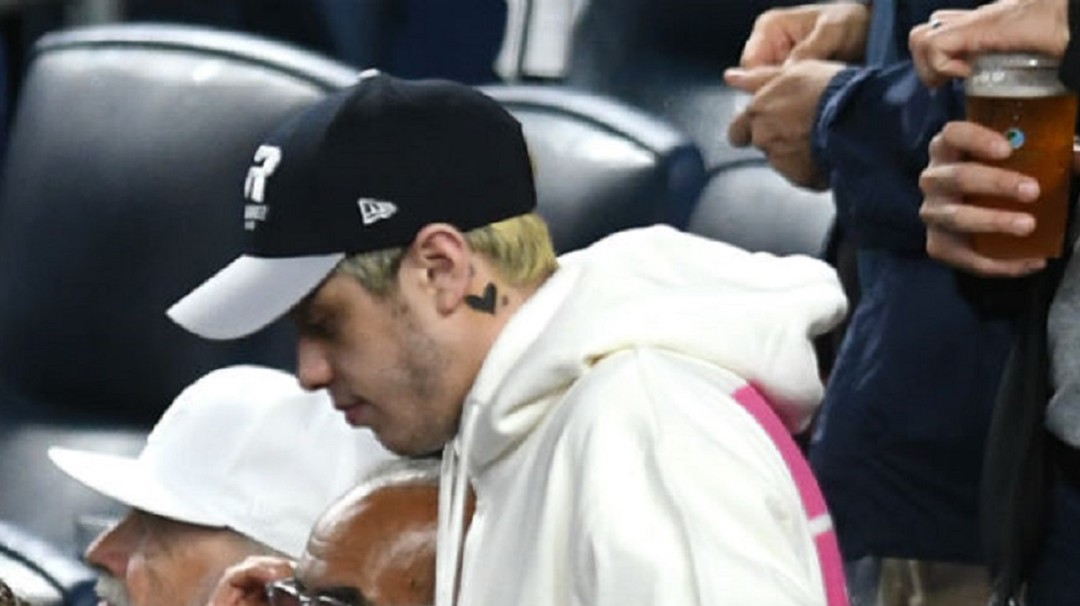 Pete Davidson disfruta de una cena romántica con una 'misteriosa mujer'
