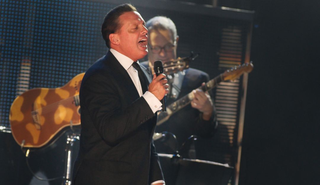 .Luis Miguel recibe fuertes críticas por realizar un concierto borracho.