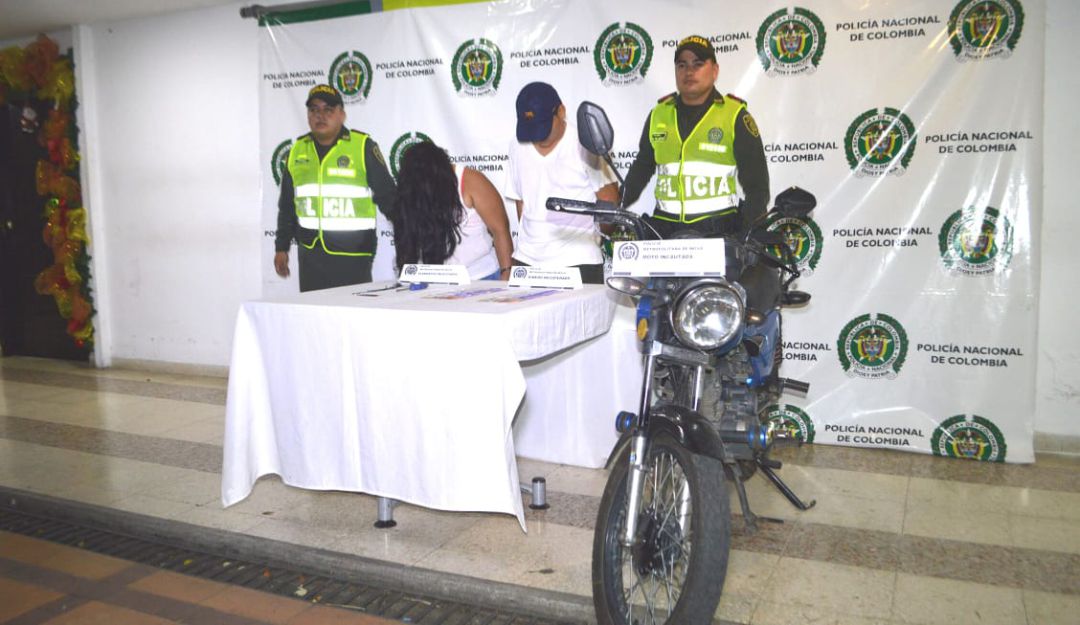 Capturan a pareja que sacaba dinero ilegal en un cajero automático