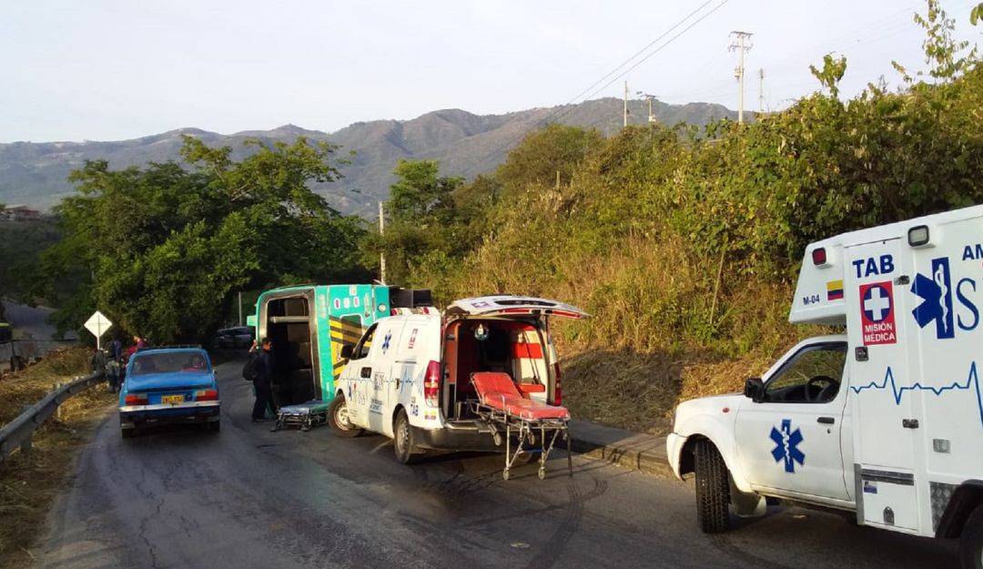 bus volcado en Girón Santander 9 heridos: Se volcó un bus con trabajadores en la vía Girón- Zapatoca