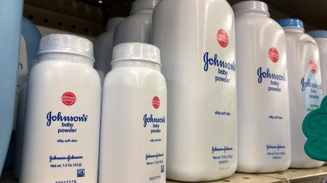Johnson & Johnson al parecer sabía de presencia de asbesto en sus talcos