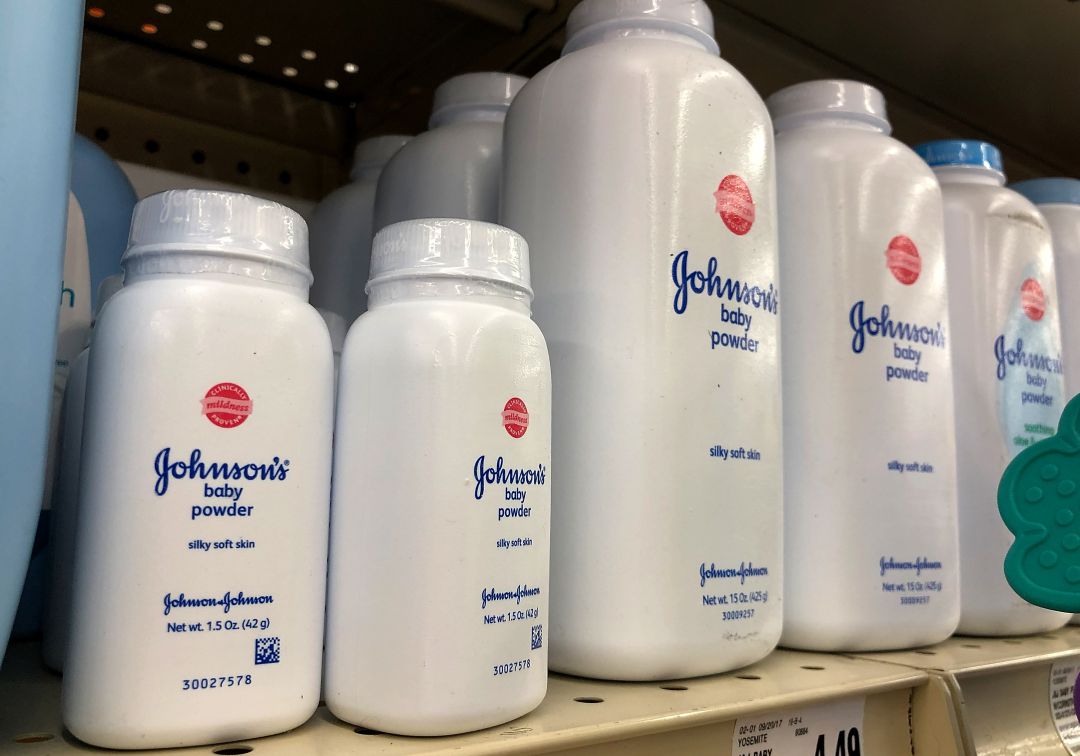 Johnson & Johnson al parecer sabía de presencia de asbesto en sus talcos