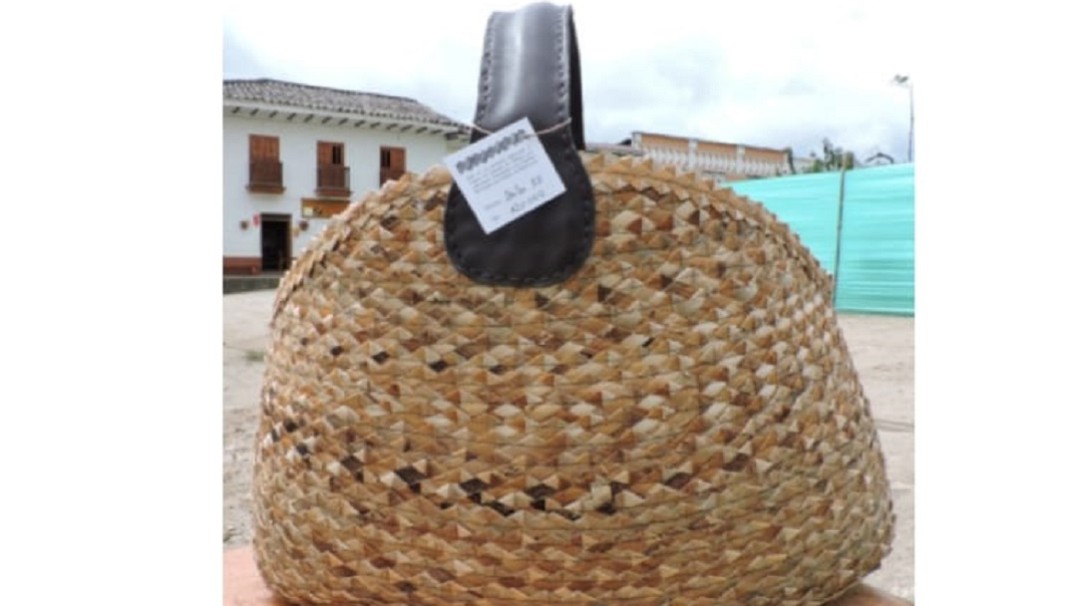 Luzca elegantes bolsos elaborados con residuos del plátano