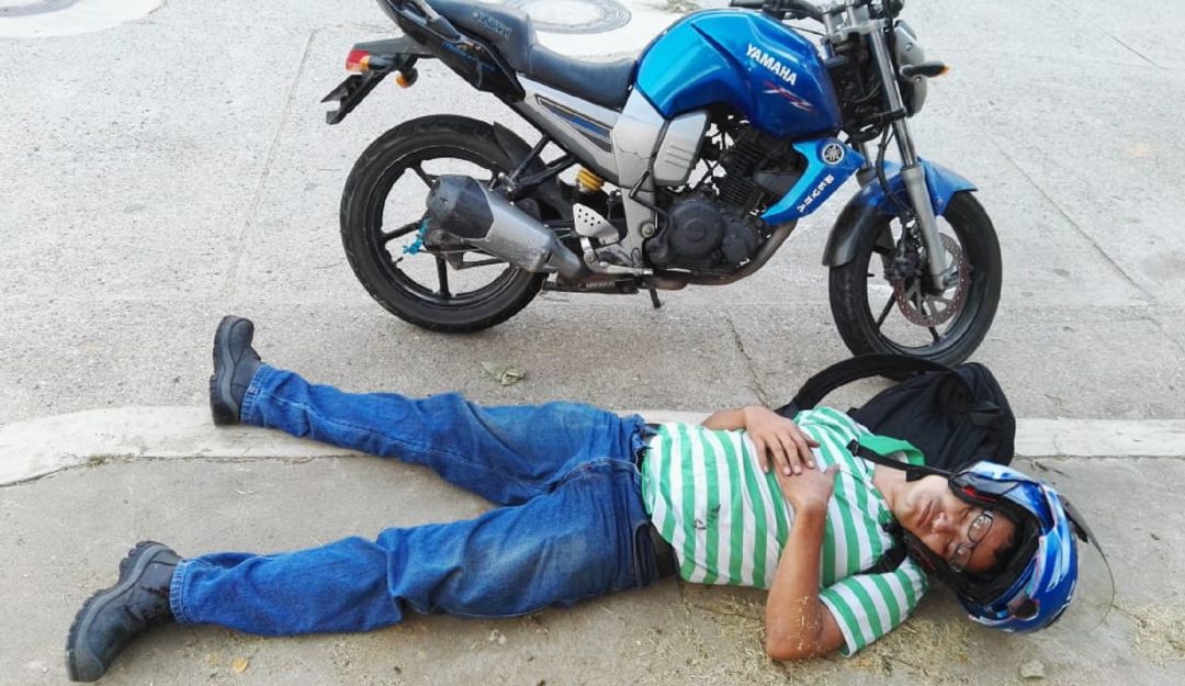 se durmió en la vía con seis millones de pesos y no lo robaron.: Borracho duerme en una vía con seis millones de pesos y no lo robaron