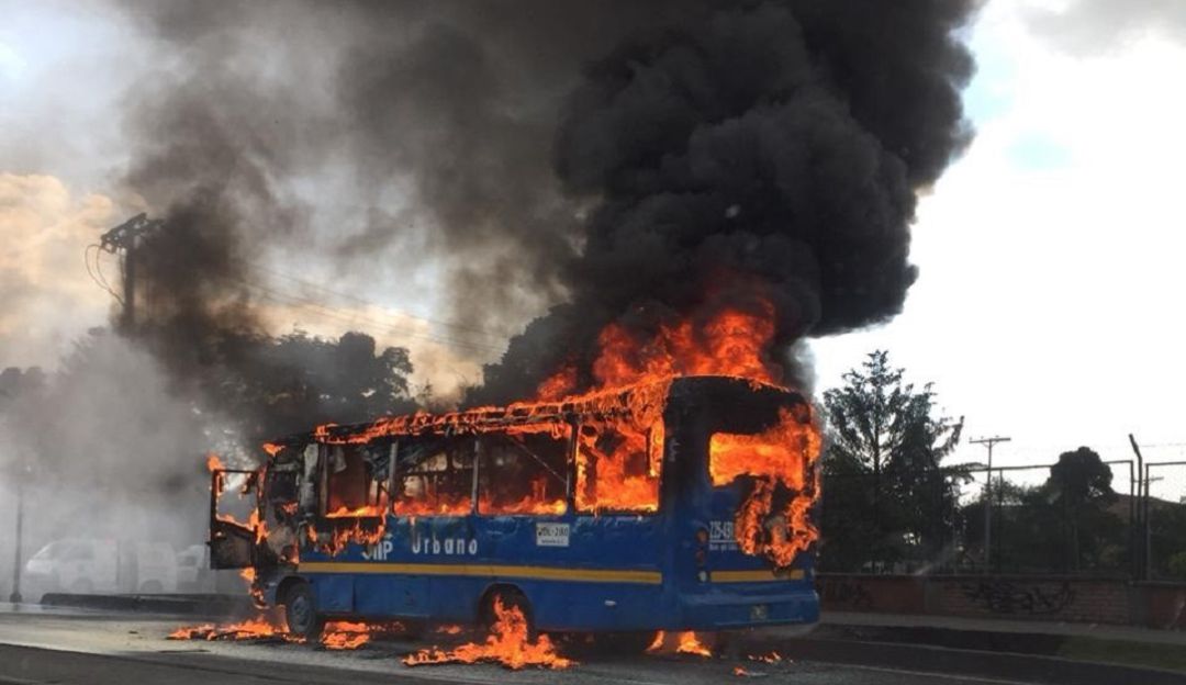 Fallas en buses: Bus del SITP se incendia