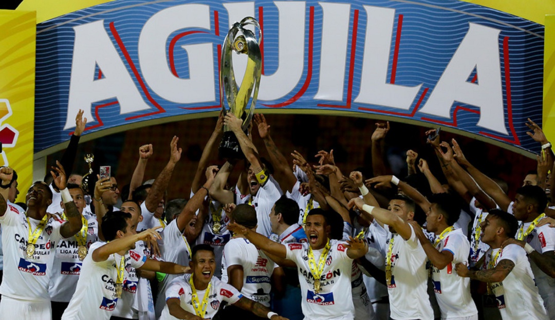 trofeo liga aguila junior: Jugadores del Junior rompen el trofeo de campeones y lo arreglan con cinta