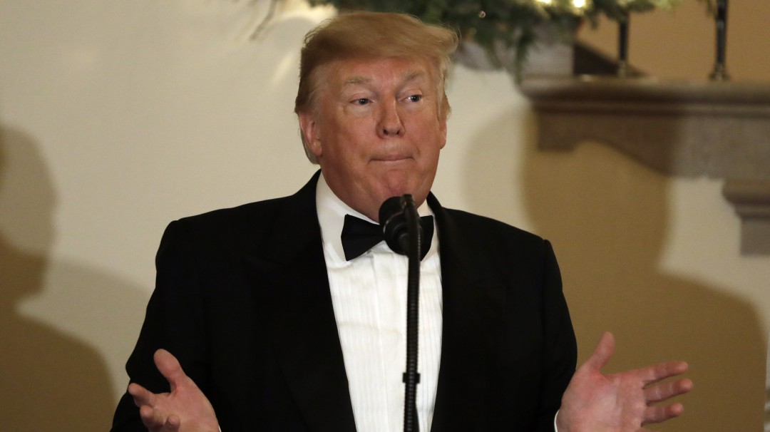Trump dice que un programa de humor debería llevarse a los tribunales