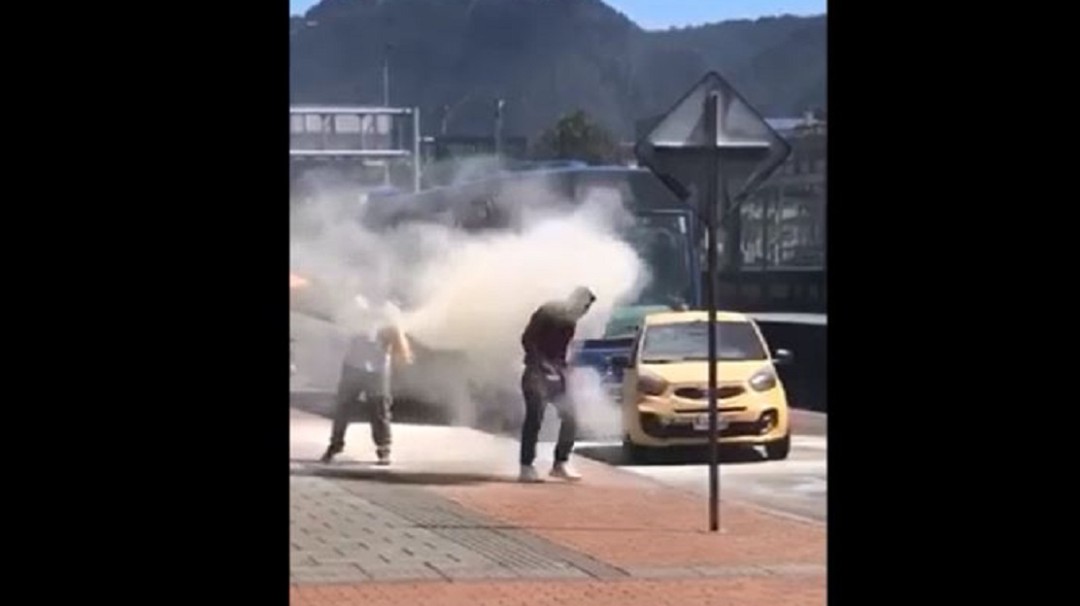 Conductor del Sitp roció con un extintor a un taxista en medio de una pelea