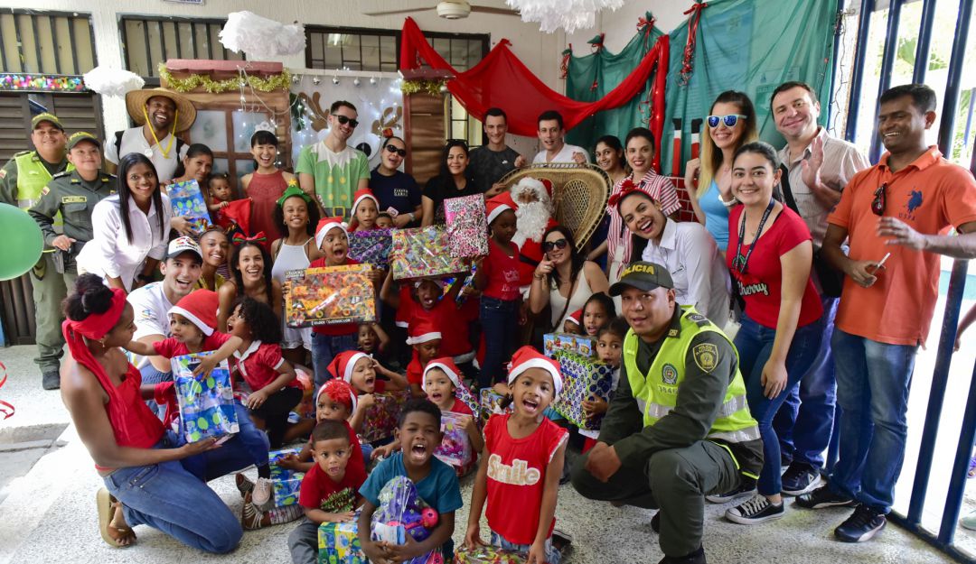 Cruceristas entregan regalos a niños en Cartagena: Cruceristas entregan regalos a niños en Cartagena