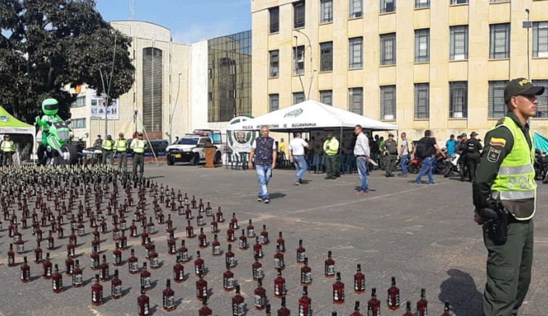 Policía incautó licor y pólvora: La policía incautó tres mil botellas de licor y 300 kilos de pólvora