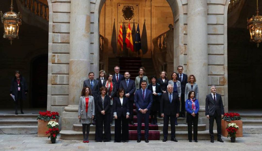 Gobierno aprueba medidas simbólicas para Cataluña entre protestas