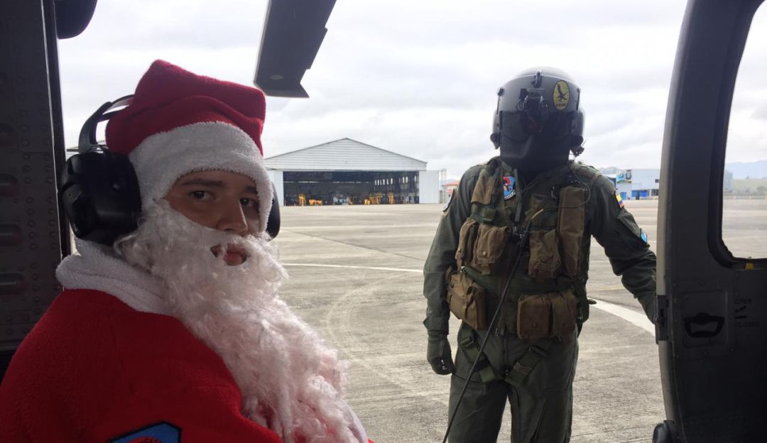 Papa Noel Navidad: Papá Noel ahora se moviliza en helicóptero por Colombia
