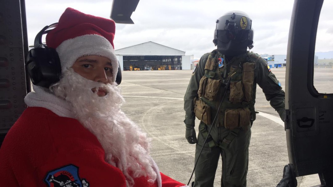 Papá Noel ahora se moviliza en helicóptero por Colombia