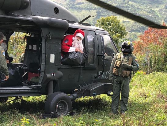 Papa Noel Navidad: Papá Noel ahora se moviliza en helicóptero por Colombia Papa Noel Navidad: Papá Noel ahora se moviliza en helicóptero por Colombia