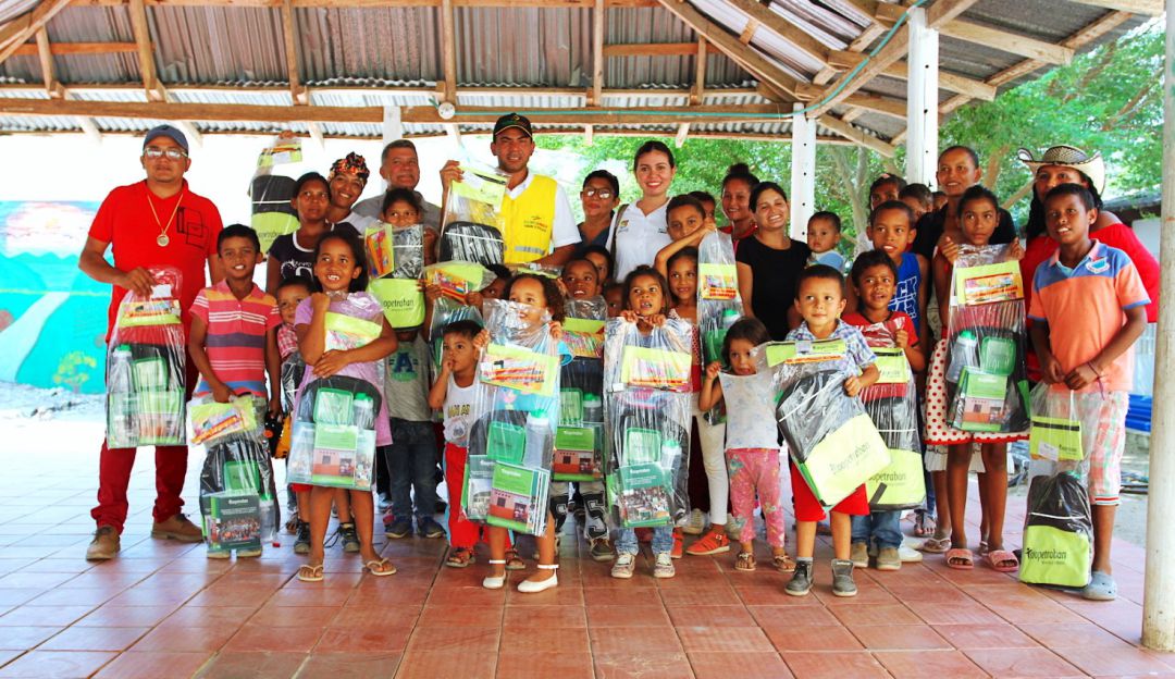 Gobernación de Bolívar entregó 300 kits escolares a niños de Macayepo: Gobernación de Bolívar entregó 300 kits escolares a niños de Macayepo